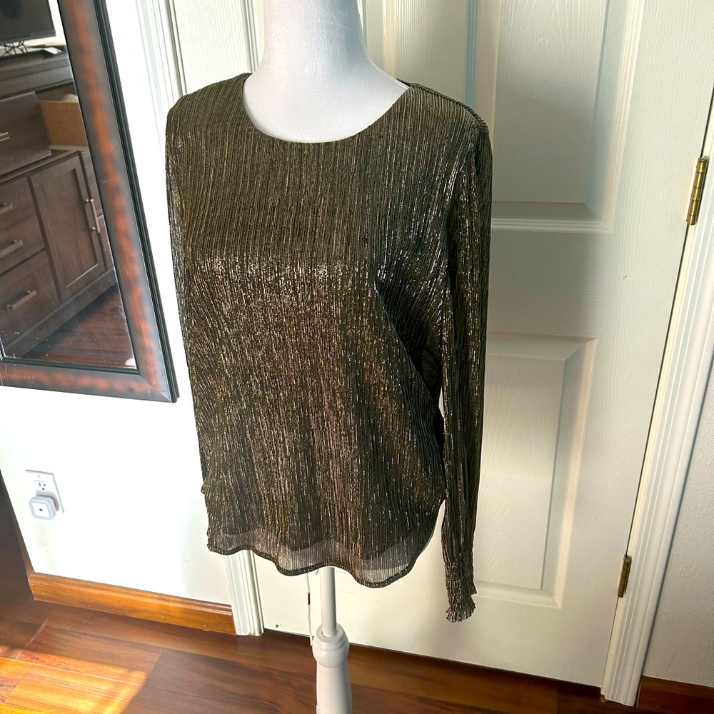 beautiful holiday shimmering top
tucked in or out , this is a stunner